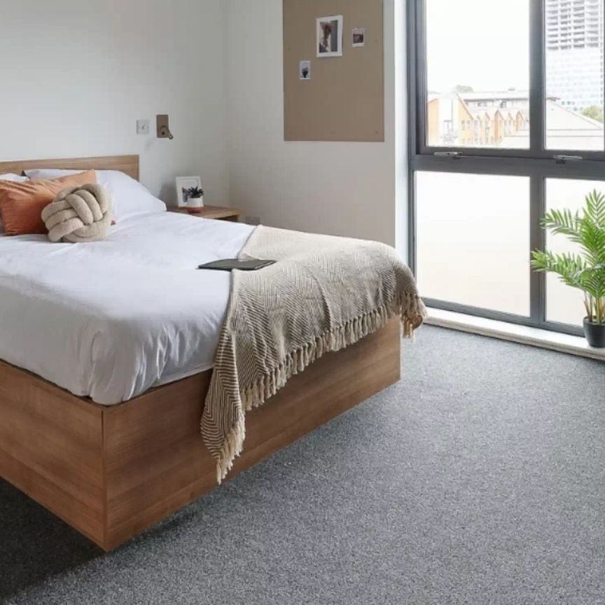 Accessible Gold Ensuite - Photo 1