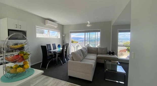 Immaculate Near New 3 Bedroom Townhouse in Whitby - Photo 1