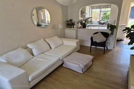 Bedroom Terraced House In Godalming, GU7 - Photo 3