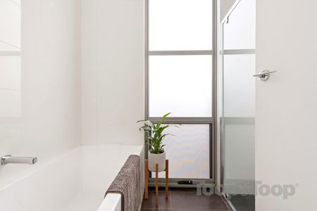 Spacious Villa in the Heart of Mile End! - Photo 4