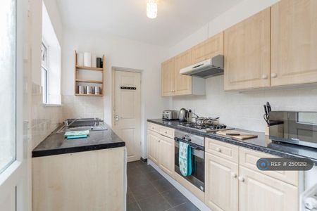 1 bedroom in a house share to rent - Photo 5