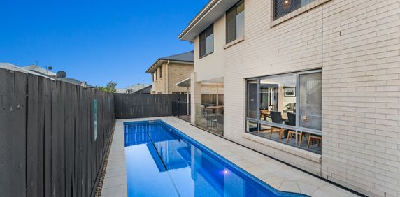 CONTEMPORARY HOME OFFERING ULTIMATE COMFORT AND ENTERTAINING - Photo 2