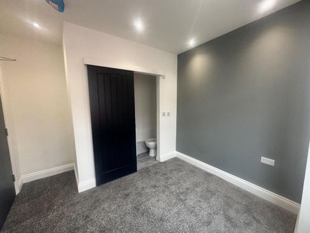 1 bedroom in a house share to rent - Photo 2