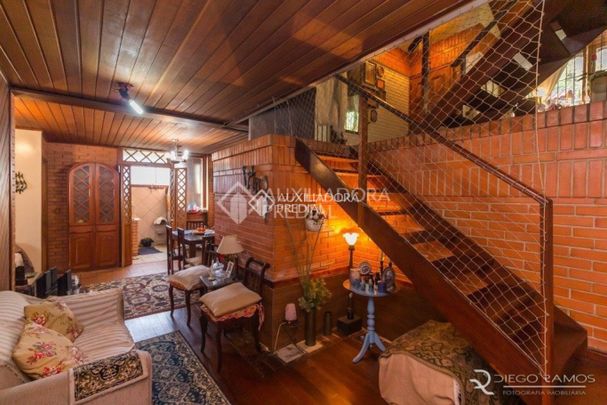 Casa com 4 quartos e 286m² para alugar em Teresópolis, Porto Alegre. - Photo 1