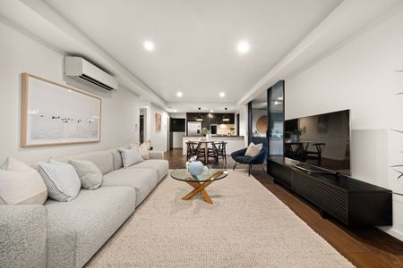 Prestigious boutique apartment with stunning mountain views – LARGEST in complex. - Photo 4