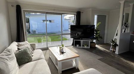 MODERN EASY LIVING IN KENSINGTON - Photo 2