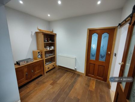 2 bedroom semi-detached house to rent - Photo 3