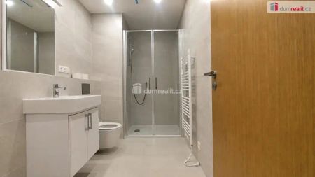 Moderní novostavba 2+kk se zahradou a terasou v rezidenci Nuselský Pivovar - Photo 4