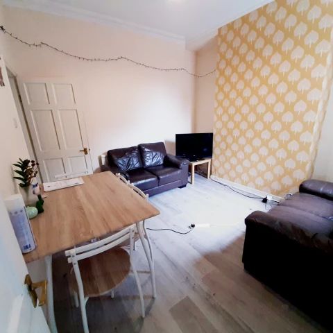 3 Bedrooms 1 bathroom - Photo 1