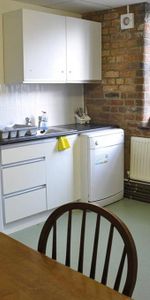 1 bedroom in a flat share to rent - Photo 3
