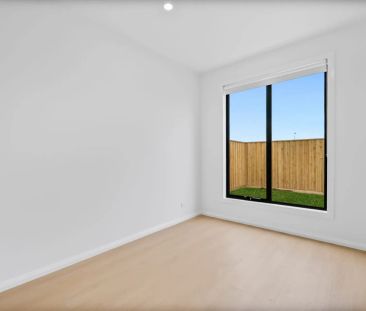 Stylish 4-Bedroom Family Home with Sunroom & Kitchenette – Prime Wo... - Photo 4