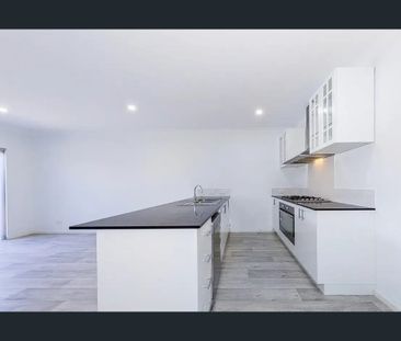 Modern & Convenient 4x2 Townhouse in Secure Laneway - Photo 6