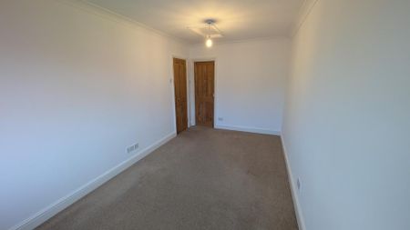 4 bedroom semi-detached house to rent - Photo 4