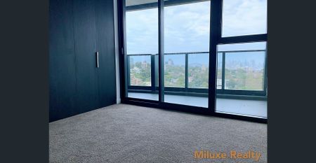 High level modern apartment with Panoramic Harbour Views - Photo 3