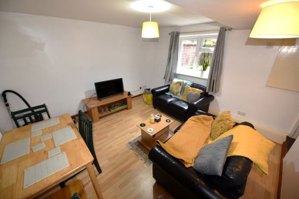 3 bedroom Flat in Brudenell Mount, Leeds - Photo 1