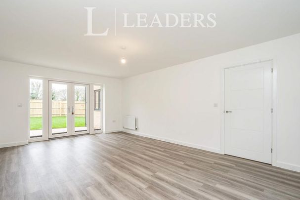 5 bedroom detached house to rent - Photo 1