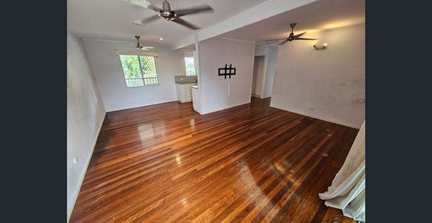 High Set Family Living – Shed!! - Photo 1