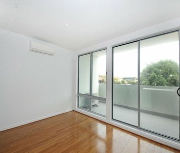SPACIOUS, MODERN & BEACHSIDE - Photo 5