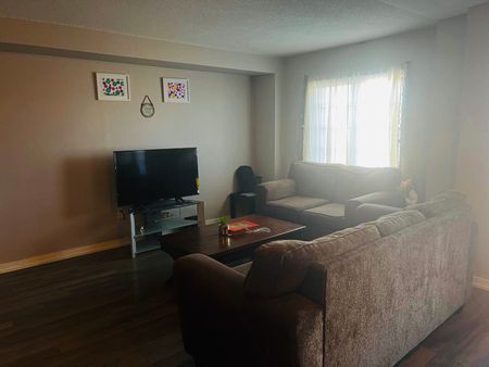 For Lease - 116 Golden Springs Drive Unit# Main, Brampton, Ontario - Photo 3