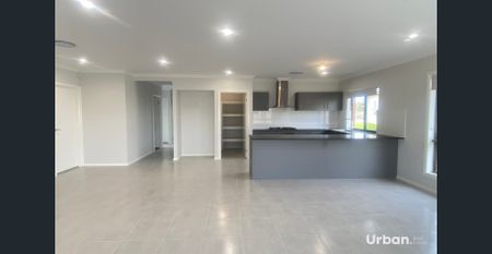 Four Bedroom Family Home with extra parking for Caravan or Boat! - Photo 5