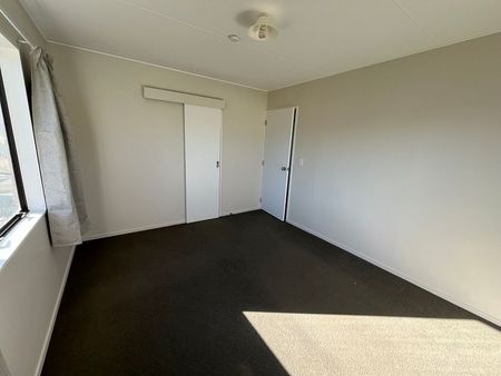 Newly Renovated 3 bedroom + Garage close to town - Photo 4