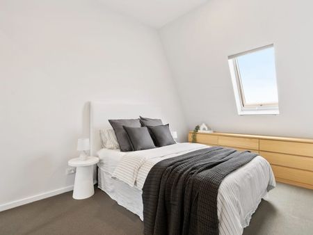 Fully Furnished High End Apartment - Fantastic Location - Photo 4