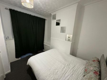 3 bedroom house of multiple occupation to rent - Photo 4