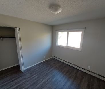 2 Bedroom 1 Bathroom Available! - Photo 2