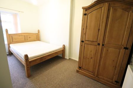 2 Bedroom Mid Terraced House To Rent - Photo 4