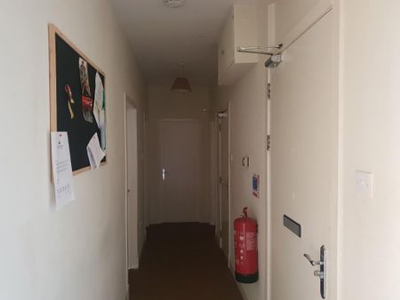 3 bedroom flat to rent - Photo 2