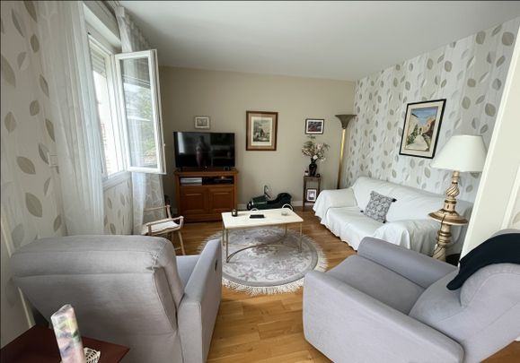 Grand T3 - Centre de Fougères - 3ème étage - Parking & cave- Réf. 2528CV - Photo 1