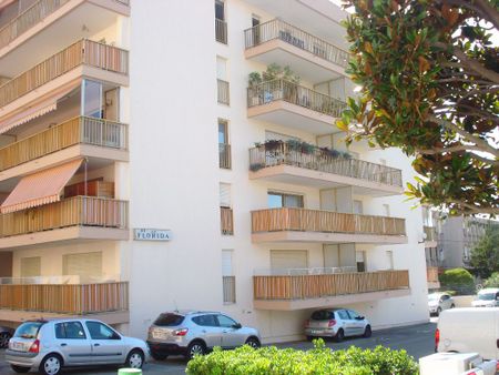 Location Appartement 1 pièce Meublé 35m² ST LAURENT DU VAR 06700 - Photo 5
