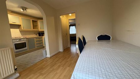 3 bedroom end of terrace house to rent - Photo 2