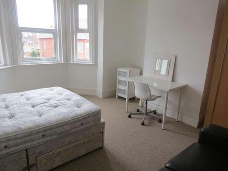Bedroom House In Charminster, BH8 - Photo 5