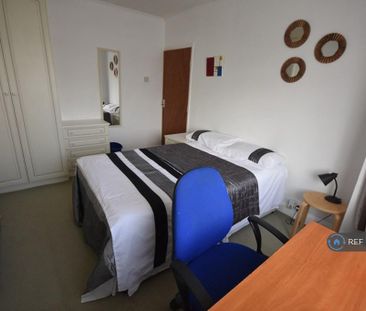 4 bedroom semi-detached house to rent - Photo 4