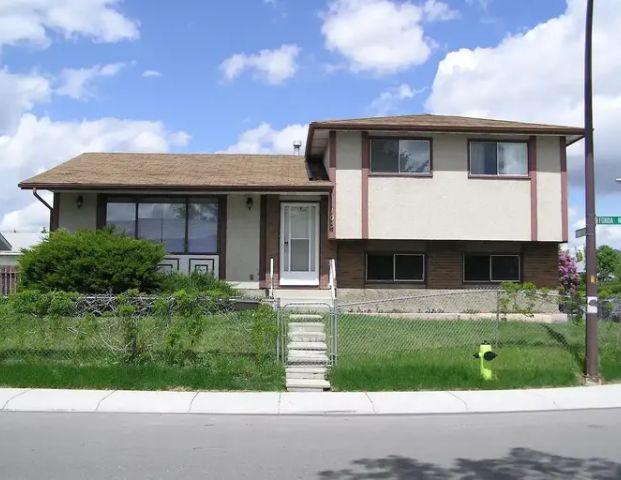 BEAUTIFUL 2 BEDROOMS 2 LEVEL SPLIT BASEMENT SUITE! | Calgary - Photo 1
