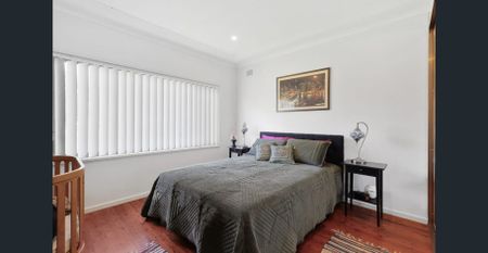 BEAUTIFUL SPACIOUS FAMILY HOME! - Photo 2