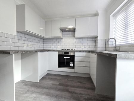 3 bedroom detached house to rent - Photo 2