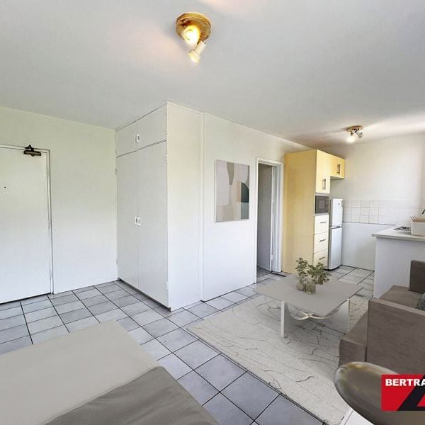 Studio Apartment in Great Location! - Photo 2