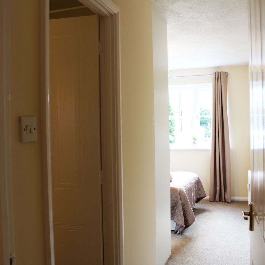 Town Centre, West Green, Crawley - Photo 1