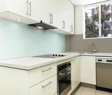 Bright and sunny apartment with views. - Photo 5