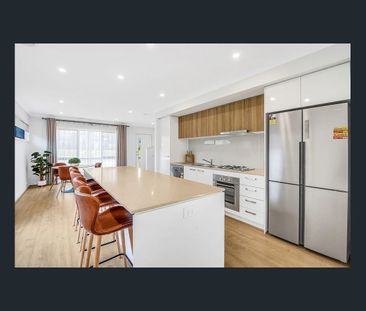 Stylish Townhouse in a Prime Craigieburn Location! - Photo 1