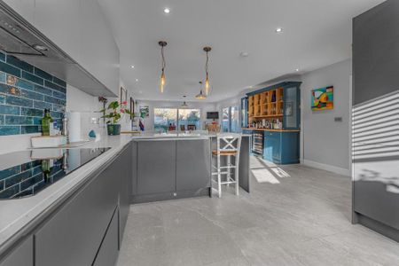 5 bedroom detached house to rent - Photo 4