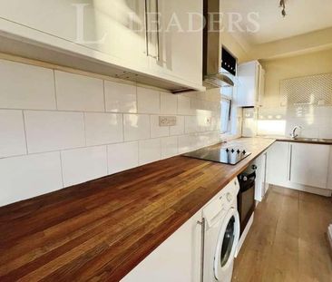 Penfold Road, Close To Seafront, CO15 - Photo 4