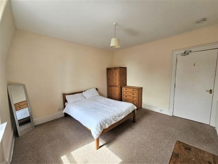 4 bedroom flat to rent - Photo 4