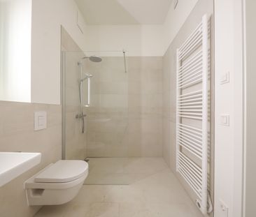 Lichtdurchflutetes Wohnambiente mit Loggia und moderner Einbauküche - Foto 1