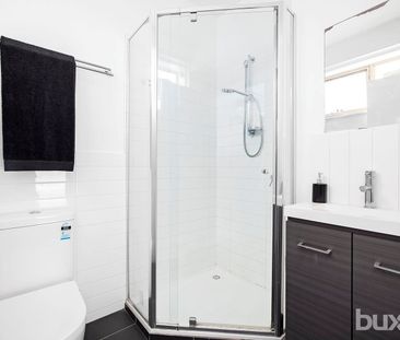 CHIC MODERN 2 BEDROOM REFURBISHED BEAUTY! - Photo 2