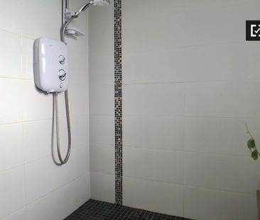 Room in a shared 5-bedroom flat for rent in Rathfarnham - Photo 4