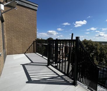 CONDO 3 1-2 + GRAND BALCON+STATIONNEMENT - Photo 1