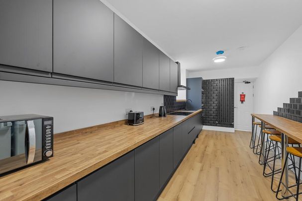 1 bedroom in a house share to rent - Photo 1